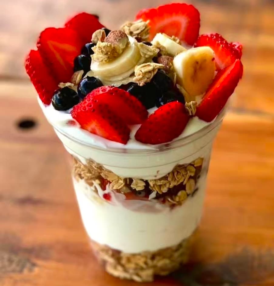 Yogurt parfait with berries and granola